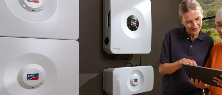 Zonne-energie Oost Nederland Twee vrouwen bekijken op een tablet naast moderne energieoplossingen aan de muur.